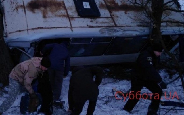 Под Запорожьем автобус с пассажирами врезался в дерево (ФОТО) Фото № 0 Под Запорожьем автобус с пассажирами врезался в дерево (ФОТО) Фото № 0