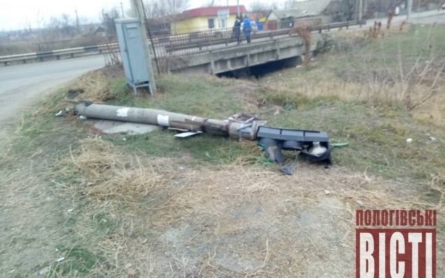 Водитель снес бетонный столб (ФОТО) Фото № 2 Водитель снес бетонный столб (ФОТО) Фото № 2