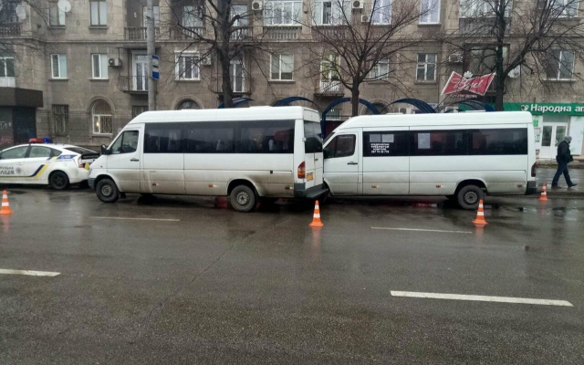 В Запорожье дорогу не поделили маршрутки (ФОТО) Фото № 5 В Запорожье дорогу не поделили маршрутки (ФОТО) Фото № 5