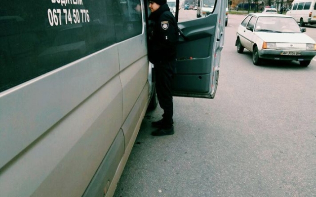 В Запорожье тщательно проверяют маршрутчиков (ФОТО) Фото № 4 В Запорожье тщательно проверяют маршрутчиков (ФОТО) Фото № 4