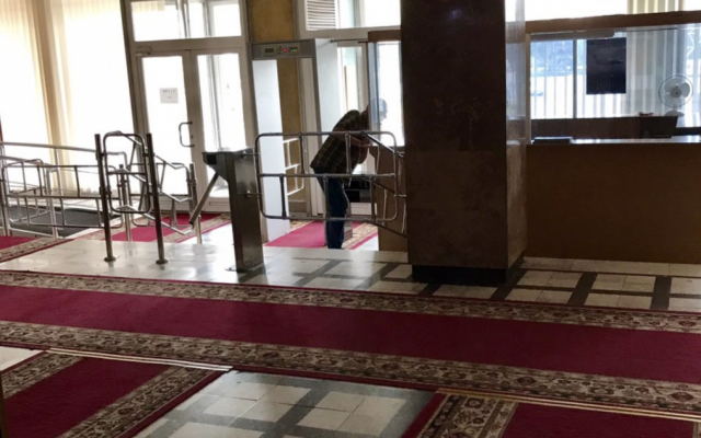 В Запорожье начали демонтировать ограждения на входе в здание ОГА Фото № 0 В Запорожье начали демонтировать ограждения на входе в здание ОГА Фото № 0