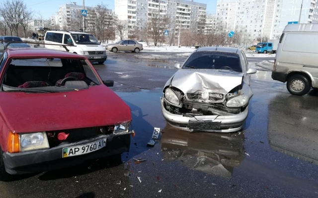 В Запорожье ДТП, у легковушки выбило стекло. Полиция ищет очевидцев (ФОТО) Фото № 0 В Запорожье ДТП, у легковушки выбило стекло. Полиция ищет очевидцев (ФОТО) Фото № 0