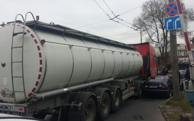 В Запорожье автоледи на “Хонде” не поделила дорогу с фурой (ФОТО) Фото № 2 В Запорожье автоледи на “Хонде” не поделила дорогу с фурой (ФОТО) Фото № 2