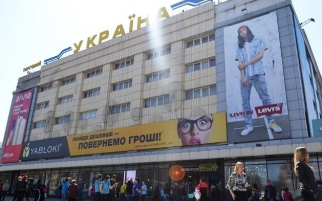 Водителей ограждают от пешеходов: в Запорожье возле ТЦ «Украина» ставят ограждение (ВИДЕО) Фото № 0 Водителей ограждают от пешеходов: в Запорожье возле ТЦ «Украина» ставят ограждение (ВИДЕО) Фото № 0