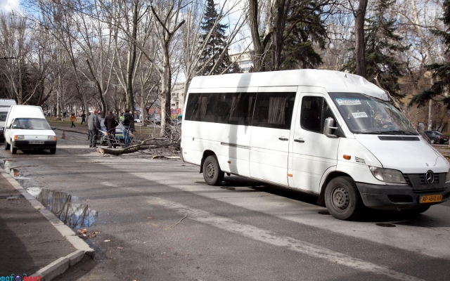 Скандал в Запорожье: Водитель маршрутки зажал женщину в салоне, а ее ребенка на улице и протащил их 5 метров Фото № 0 Скандал в Запорожье: Водитель маршрутки зажал женщину в салоне, а ее ребенка на улице и протащил их 5 метров Фото № 0