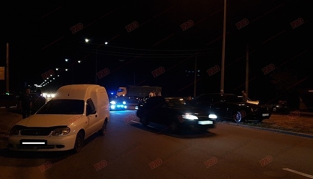 Сто автомобилистов устроили нелегальные гонки на улицах города (ФОТО) Фото № 2 Сто автомобилистов устроили нелегальные гонки на улицах города (ФОТО) Фото № 2