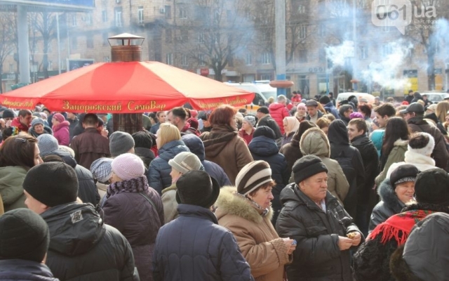 Второй день Масленицы в Запорожье: Больше людей и больше бесплатных угощений Фото № 4 Второй день Масленицы в Запорожье: Больше людей и больше бесплатных угощений Фото № 4