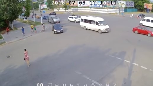 Водитель иномарки начал вести себя неадекватно посреди проезжей части на проспекте (ВИДЕО) Фото № 0 Водитель иномарки начал вести себя неадекватно посреди проезжей части на проспекте (ВИДЕО) Фото № 0