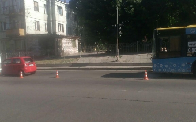 Возле автовокзала троллейбус протаранил легковое авто (ФОТО) Фото № 1 Возле автовокзала троллейбус протаранил легковое авто (ФОТО) Фото № 1