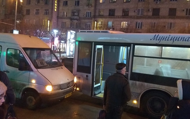 В центре Запорожья столкнулись две маршрутки (ФОТО) Фото № 3 В центре Запорожья столкнулись две маршрутки (ФОТО) Фото № 3