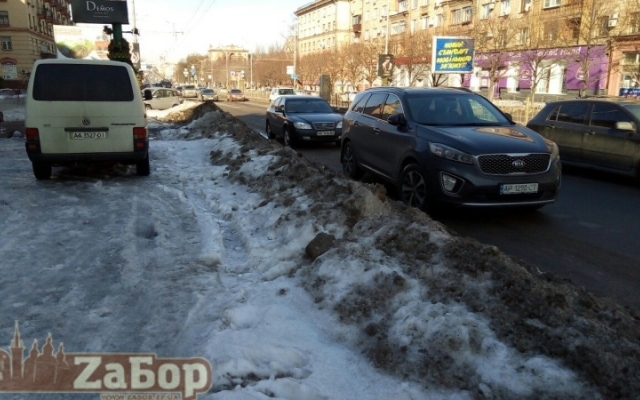Коммунальные службы взяли автомобили запорожан в снежный Коммунальные службы взяли автомобили запорожан в снежный