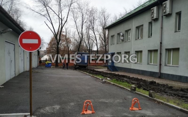 В центре Запорожья грузовик перепахал газон около супермаркета (ФОТО) Фото № 2 В центре Запорожья грузовик перепахал газон около супермаркета (ФОТО) Фото № 2