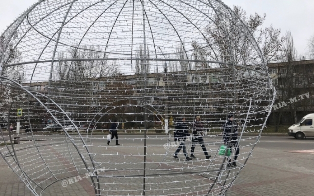 Фотофакт: Под Запорожьем появилась огромная елочная игрушка Фото № 1 Фотофакт: Под Запорожьем появилась огромная елочная игрушка Фото № 1