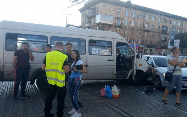 Стали известны подробности аварии с маршруткой на Соборном проспекте (ФОТО, ВИДЕО) Фото № 0 Стали известны подробности аварии с маршруткой на Соборном проспекте (ФОТО, ВИДЕО) Фото № 0