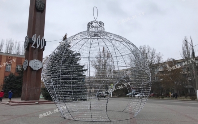 Фотофакт: Под Запорожьем появилась огромная елочная игрушка Фото № 0 Фотофакт: Под Запорожьем появилась огромная елочная игрушка Фото № 0