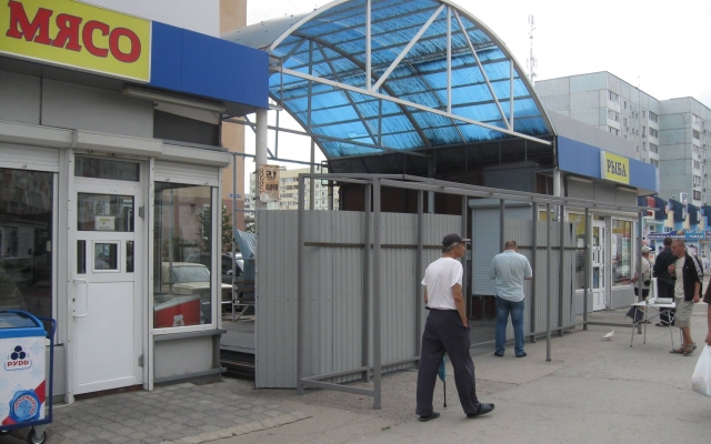 В Запорожской области возмущенные жители демонтировали забор на остановке Фото № 1 В Запорожской области возмущенные жители демонтировали забор на остановке Фото № 1