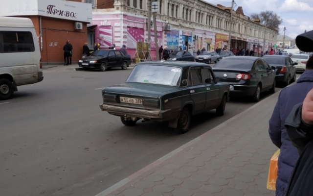 Автохам бросил свою машину в неположенном месте, несмотря на замечания очевидцев (ФОТО) Фото № 0 Автохам бросил свою машину в неположенном месте, несмотря на замечания очевидцев (ФОТО) Фото № 0
