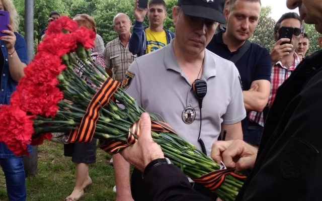 На Аллее Славы задержали женщину с запрещенной символикой (ФОТО) Фото № 3 На Аллее Славы задержали женщину с запрещенной символикой (ФОТО) Фото № 3