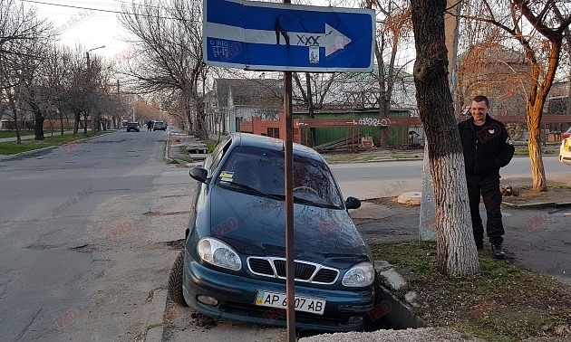 Фотофакт: Автомобиль провалился в огромную ливневку Фото № 0 Фотофакт: Автомобиль провалился в огромную ливневку Фото № 0