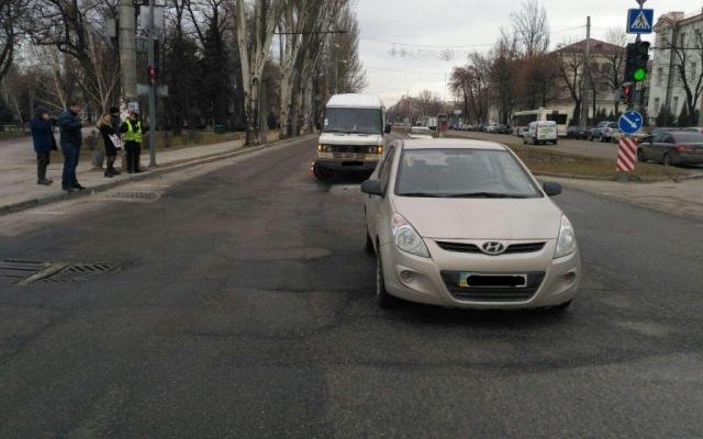 ДТП в Запорожье: Микроавтобус врезался в легковушку (ФОТО) Фото № 1 ДТП в Запорожье: Микроавтобус врезался в легковушку (ФОТО) Фото № 1