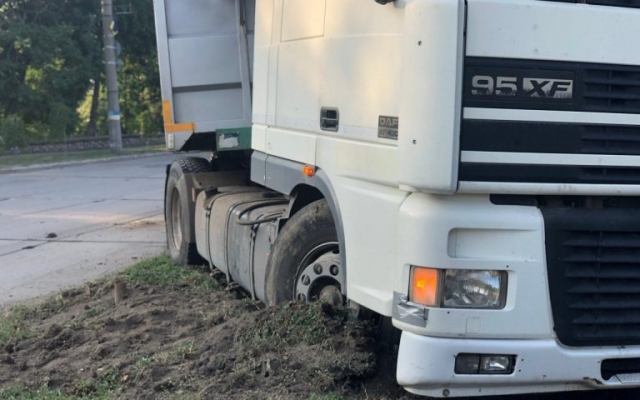 ДТП на популярном курорте: Зерновоз влетел в газон (ФОТО) Фото № 0 ДТП на популярном курорте: Зерновоз влетел в газон (ФОТО) Фото № 0