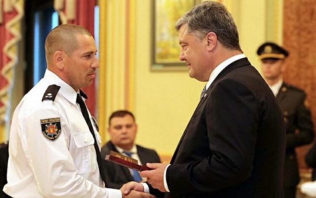 Запорожский полицейский, остановивший колонну террористов, получил награду из рук Президента Фото № 0 Запорожский полицейский, остановивший колонну террористов, получил награду из рук Президента Фото № 0