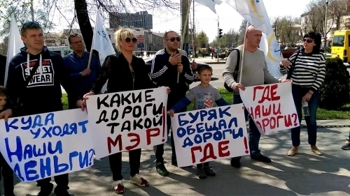 Запорожцы требуют у Буряка дорог (ФОТО) Фото № 1 Запорожцы требуют у Буряка дорог (ФОТО) Фото № 1