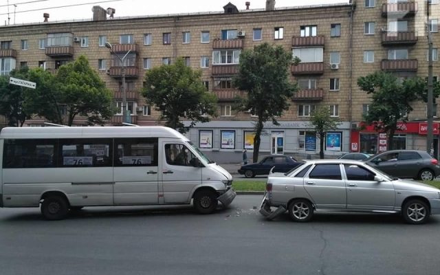 В центре Запорожья маршрутка въехала в легковушку В центре Запорожья маршрутка въехала в легковушку