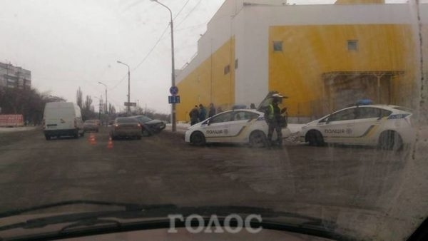 В Шевченковском микрорайоне произошло ДТП Фото № 0 В Шевченковском микрорайоне произошло ДТП Фото № 0