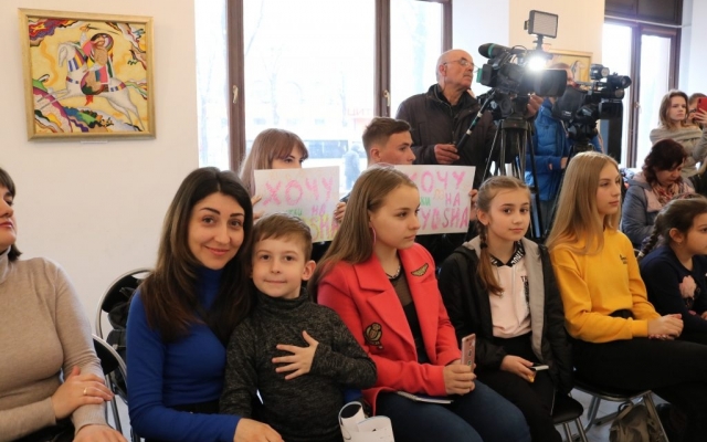 Популярная певица встретилась со своими фанатами в Запорожье (ФОТО) Фото № 9 Популярная певица встретилась со своими фанатами в Запорожье (ФОТО) Фото № 9