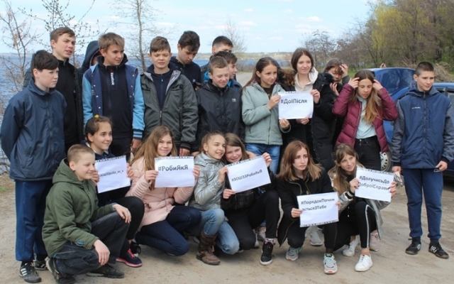 В Запорожье дети очищали берег Днепра (ФОТО) Фото № 6 В Запорожье дети очищали берег Днепра (ФОТО) Фото № 6