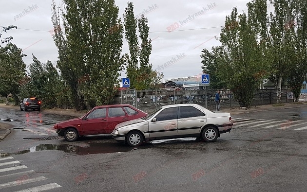 Возле автовокзала столкнулись легковушки (ФОТО) Фото № 0 Возле автовокзала столкнулись легковушки (ФОТО) Фото № 0