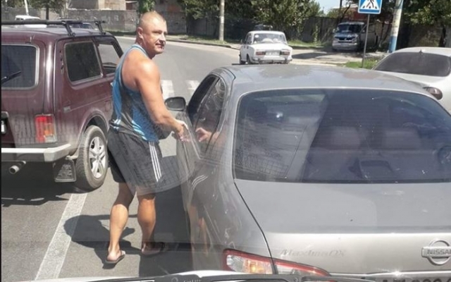 На запорожском курорте автохам не пускал На запорожском курорте автохам не пускал