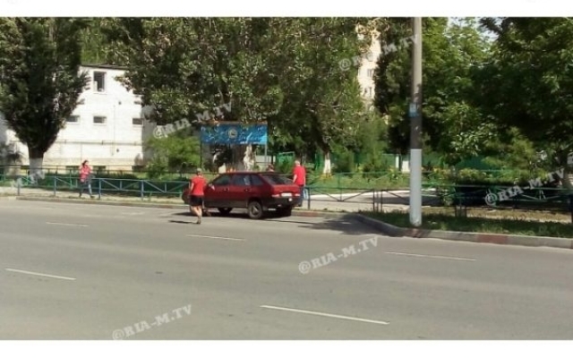 Курьезы: В Запорожской области автомобилист чинил авто после аварии прямо на дороге (ФОТО) Фото № 0 Курьезы: В Запорожской области автомобилист чинил авто после аварии прямо на дороге (ФОТО) Фото № 0