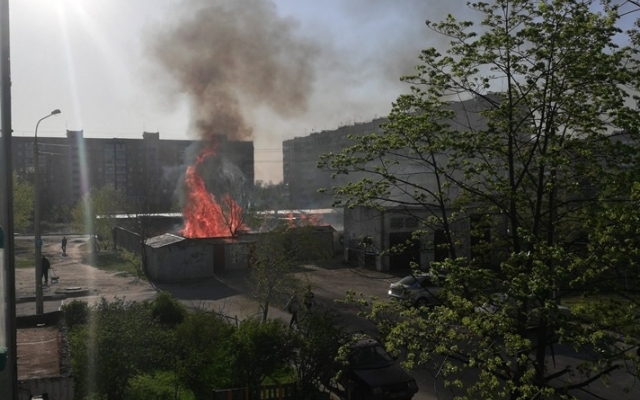 Пожар на Песках: Во дворе едва не сгорели легковушки (ФОТО) Фото № 0 Пожар на Песках: Во дворе едва не сгорели легковушки (ФОТО) Фото № 0