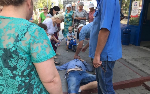 У входа в магазин лежал мужчина без сознания (ФОТО) Фото № 1 У входа в магазин лежал мужчина без сознания (ФОТО) Фото № 1