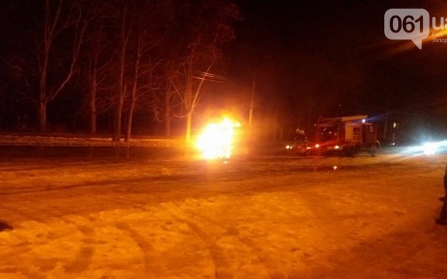 Смотрите: в Запорожье горела иномарка Фото № 2 Смотрите: в Запорожье горела иномарка Фото № 2