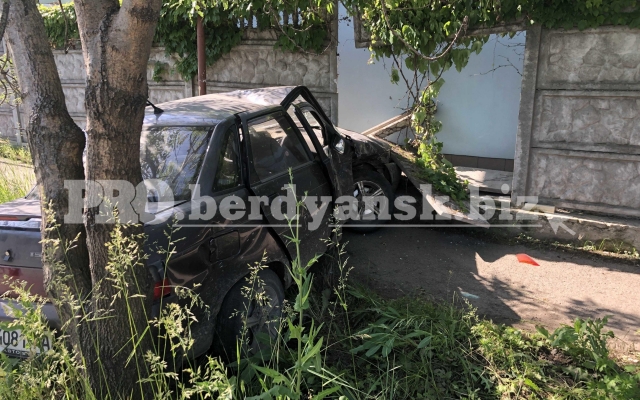 В Бердянске автомобиль снес газовую трубу (ФОТО) Фото № 3 В Бердянске автомобиль снес газовую трубу (ФОТО) Фото № 3