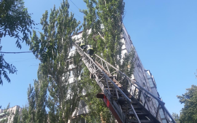 В Запорожье лист железа завис над тротуаром Фото № 0 В Запорожье лист железа завис над тротуаром Фото № 0