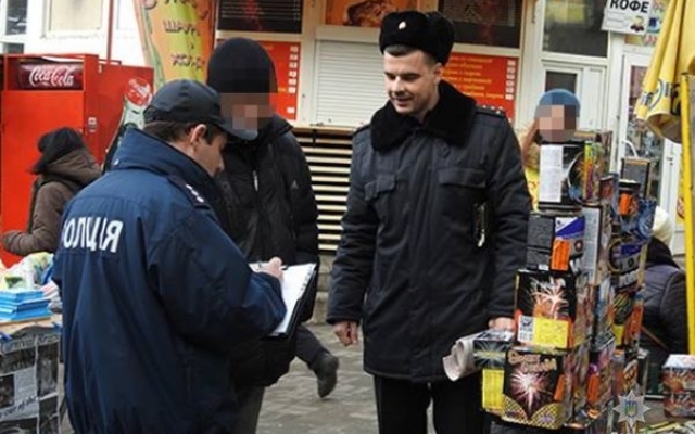 У продавцов запорожского рынка забрали пиротехнику (ФОТО) Фото № 1 У продавцов запорожского рынка забрали пиротехнику (ФОТО) Фото № 1