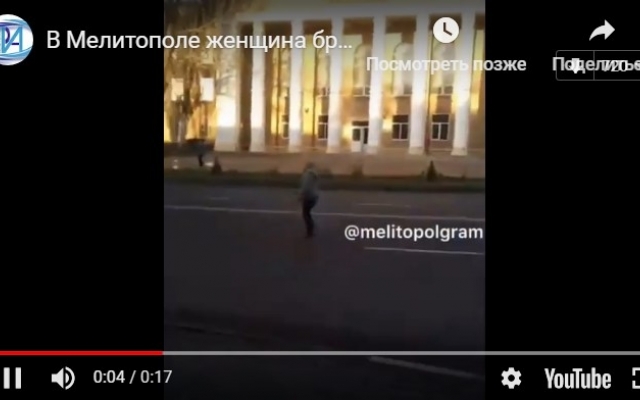 На проспекте странная женщина бродила по проезжей части среди потока машин (ВИДЕО) Фото № 0 На проспекте странная женщина бродила по проезжей части среди потока машин (ВИДЕО) Фото № 0