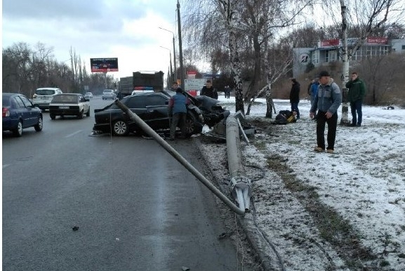 В Запорожье легковушка снесла столб (ФОТО) Фото № 0 В Запорожье легковушка снесла столб (ФОТО) Фото № 0