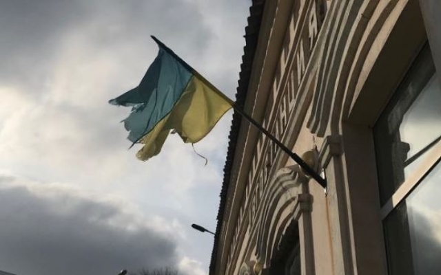 Горожане возмущены видом разодранного в клочья флага на здании (ФОТО) Фото № 0 Горожане возмущены видом разодранного в клочья флага на здании (ФОТО) Фото № 0