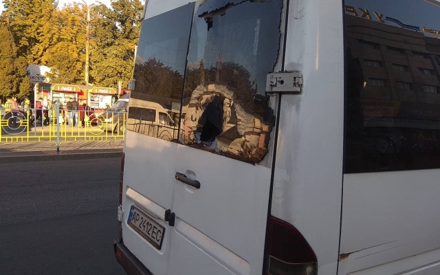 В Запорожье неизвестный разбил кирпичом стекло маршрутки (ФОТО) Фото № 2 В Запорожье неизвестный разбил кирпичом стекло маршрутки (ФОТО) Фото № 2