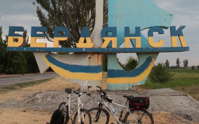Активисты подправили название запорожского курорта (ФОТО) Фото № 1 Активисты подправили название запорожского курорта (ФОТО) Фото № 1