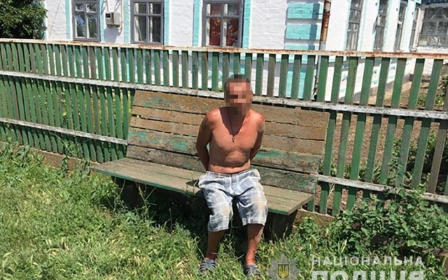 В Запорожской области неадекватный мужчина угрожал убить из винтовки мать и сотрудников В Запорожской области неадекватный мужчина угрожал убить из винтовки мать и сотрудников