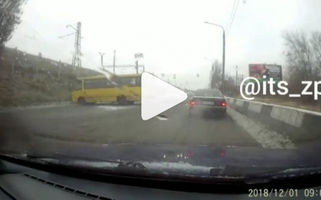 Возле моста Преображенского на скользкой дороге развернуло автобус с пассажирами (ВИДЕО) Фото № 0 Возле моста Преображенского на скользкой дороге развернуло автобус с пассажирами (ВИДЕО) Фото № 0