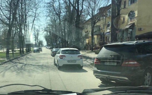 Запорожский депутат удивил запорожцев парковкой (ФОТО) Фото № 0 Запорожский депутат удивил запорожцев парковкой (ФОТО) Фото № 0