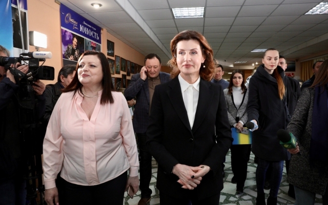 Посадила дерево: Марина Порошенко посетила Запорожскую область (ФОТОРЕПОРТАЖ) Фото № 1 Посадила дерево: Марина Порошенко посетила Запорожскую область (ФОТОРЕПОРТАЖ) Фото № 1