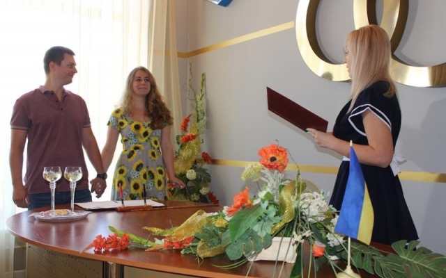Запорожские молодожены получили подарки (ФОТО) Фото № 2 Запорожские молодожены получили подарки (ФОТО) Фото № 2